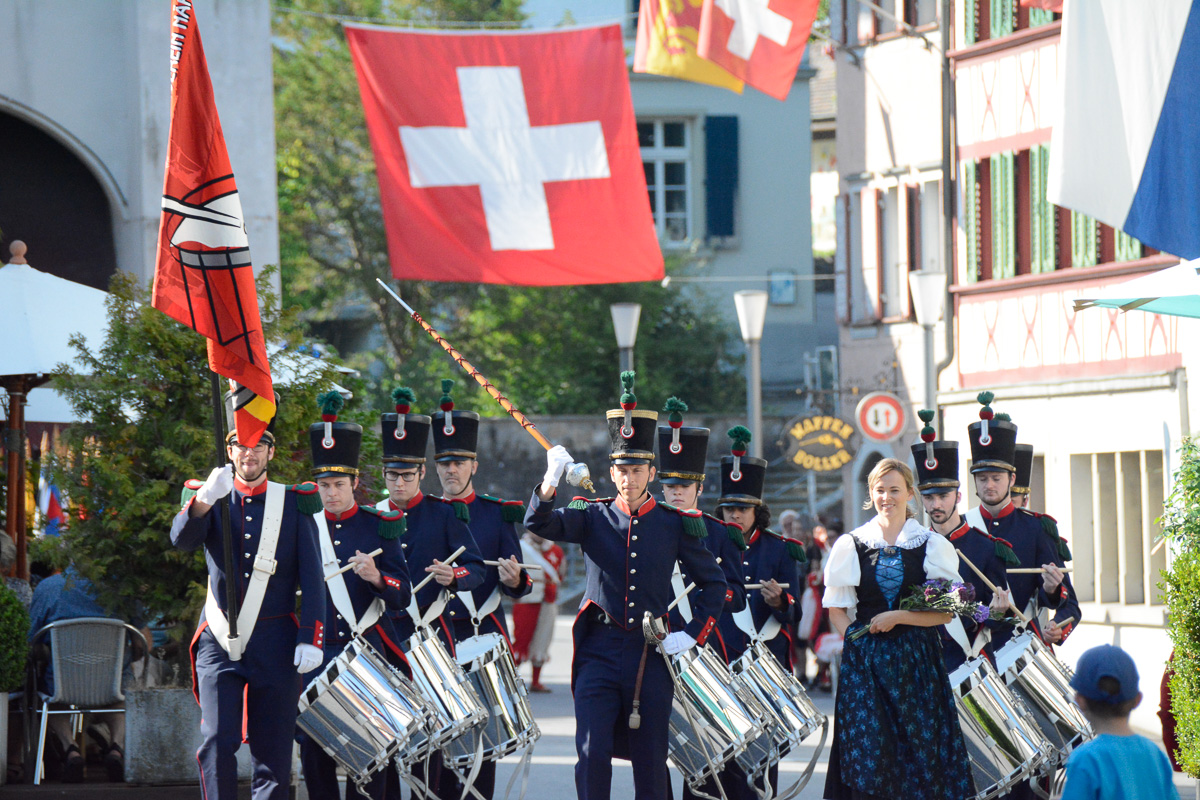 Die Glarner Tambouren ziehen als erste in Städtli Sempach ein.