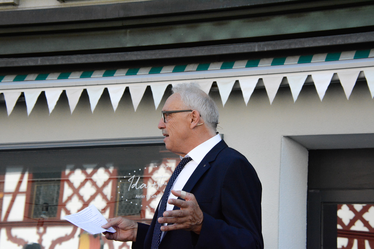 Franz Schwegler begrüsst die Gäste und die Bevölkerung.