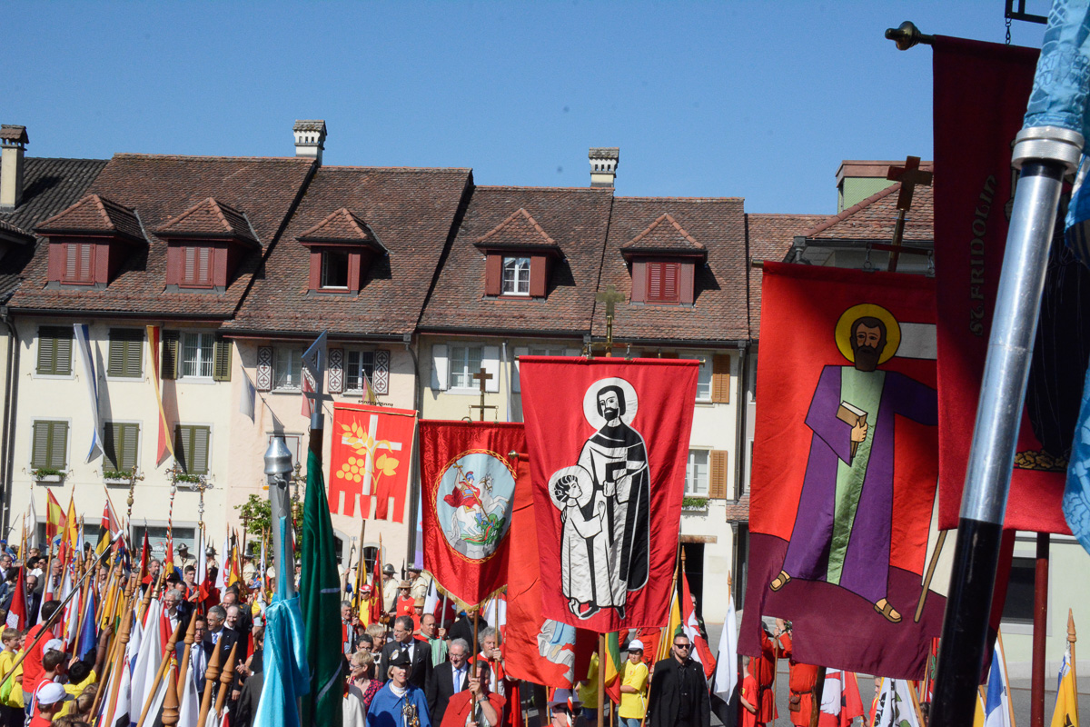 Die Glarner Kreuz- und Bannerträger ziehen in die Kirche ein.