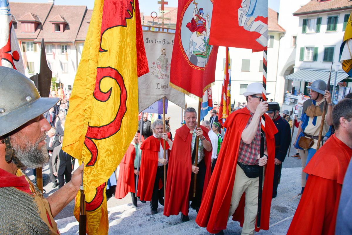 Die Glarner Kreuz- und Bannerträger ziehen in die Kirche ein.