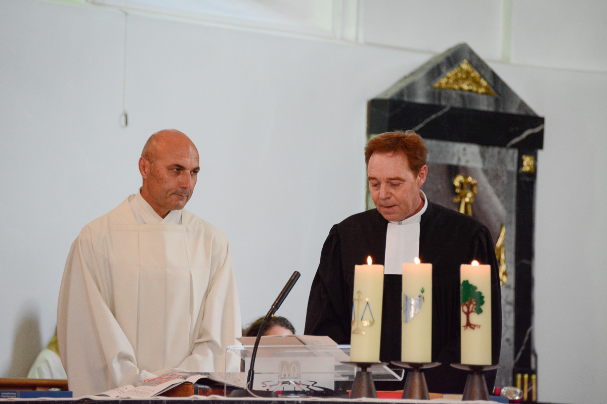 Lukas Niederberger und Pfarrer Hans Weber bereiten die Liturgie vor.