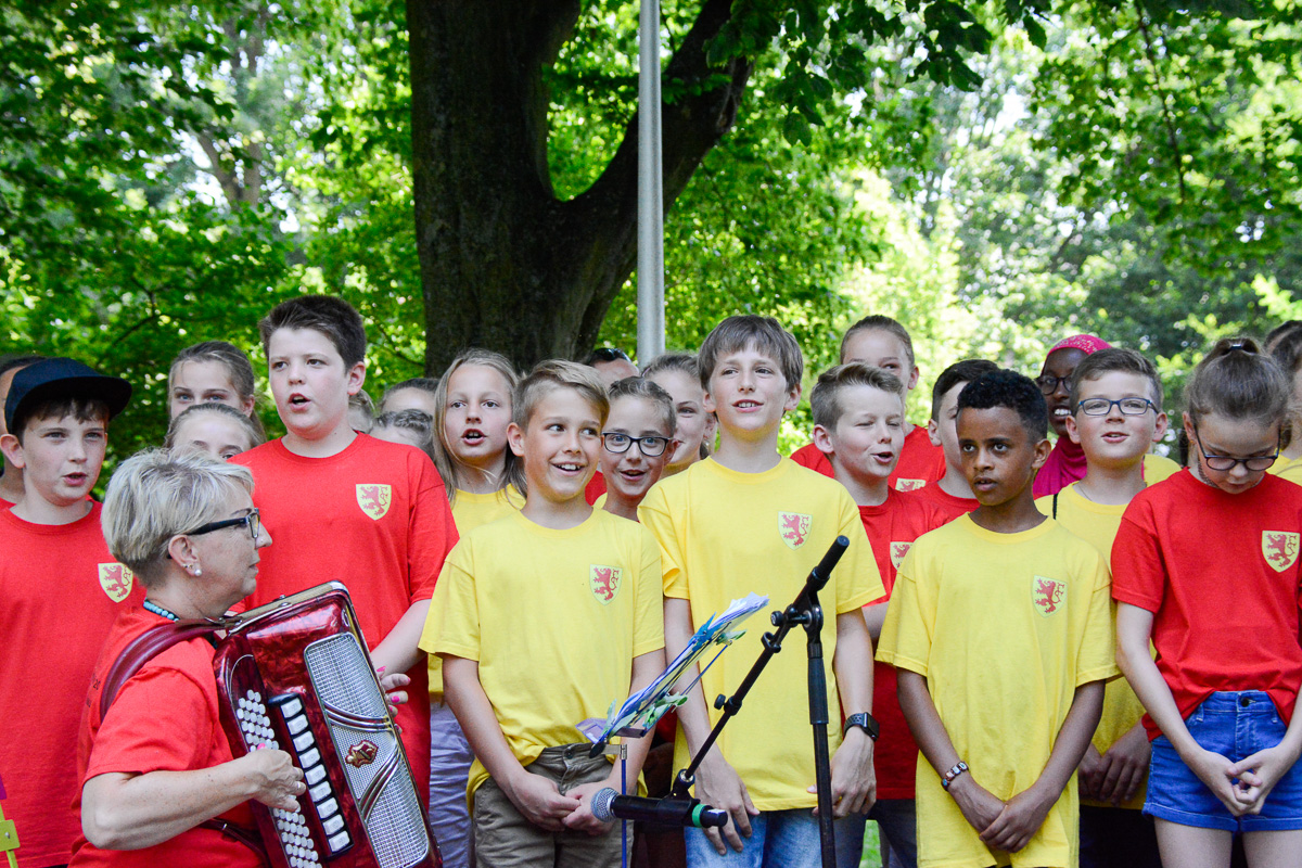 Die Kinder von Willisau unterhalten mit regionalen Liedern.
