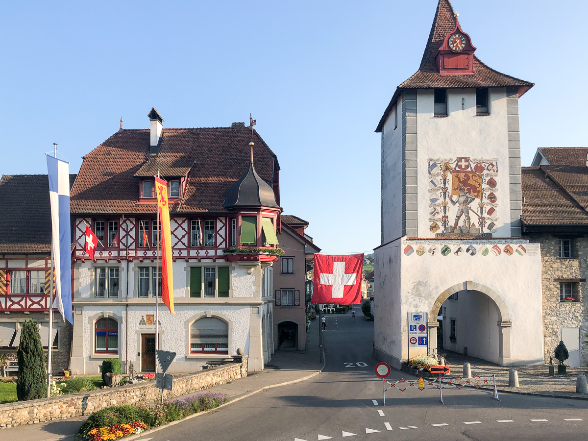 Das festlich geschmückte Städtli ist für die Gedenkfeier 2019 bereit.