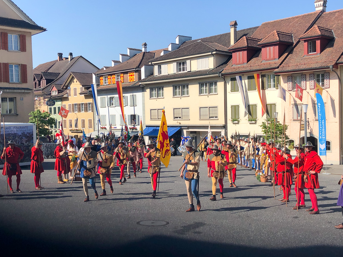 Die Sempacher Krieger ziehen durch das Spalier der Zunft zu Safran in die Kirche ein.
