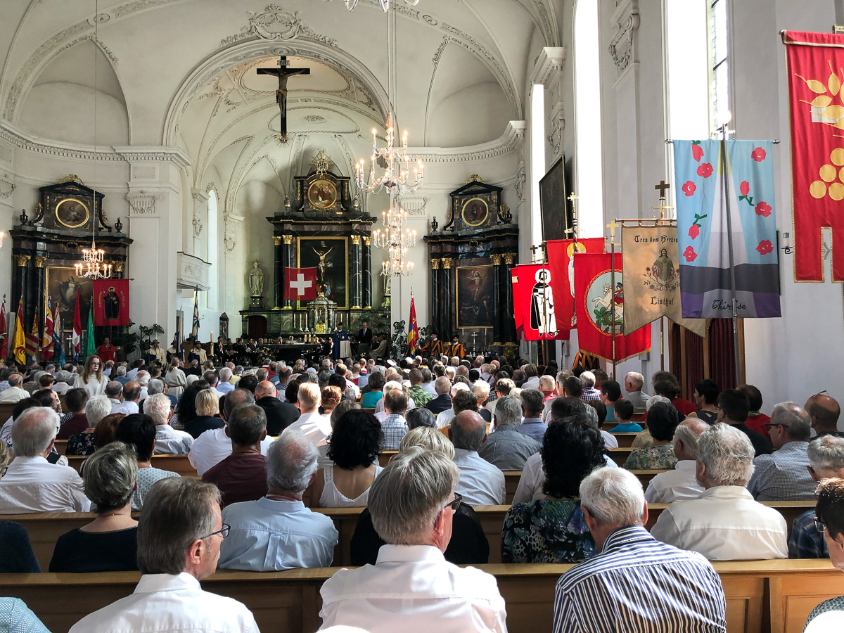 Die Glarner Kreuz- und Bannerträger werten die Gedenkfeier nicht nur farblich auf.