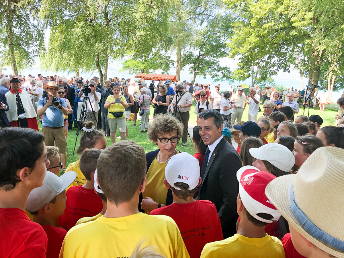 Bundesrat Ignazio Cassis gesellt sich für ein Gruppenbild zu den Kindern von Willisau.