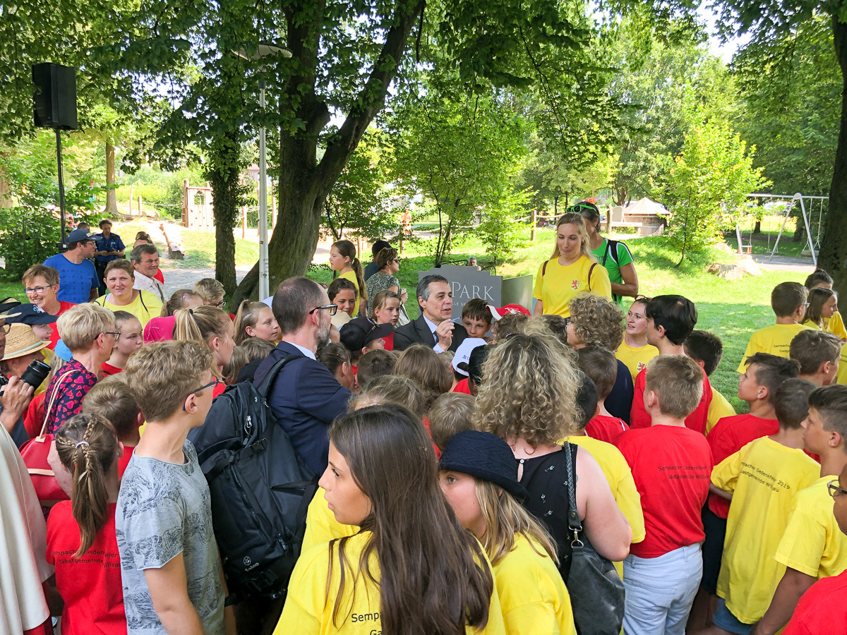Rund 90 Kinder wollten alle noch ein Selfie mit dem Bundesrat machen...